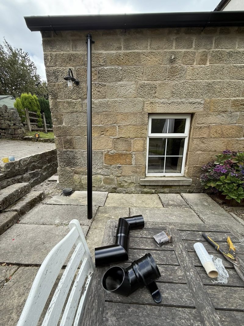 Aluminium-Rainwater-Pipes-Seamless-Guttering-in-Todmorden-–-Com.jpg