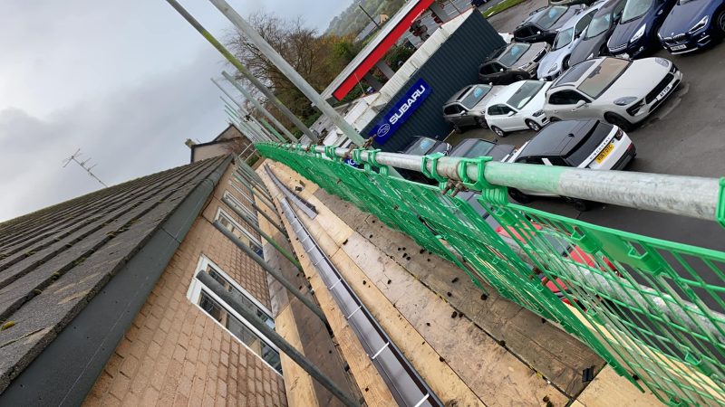 Aluminium-seamless-guttering-installed-at-Dales-Subaru-garag.jpeg