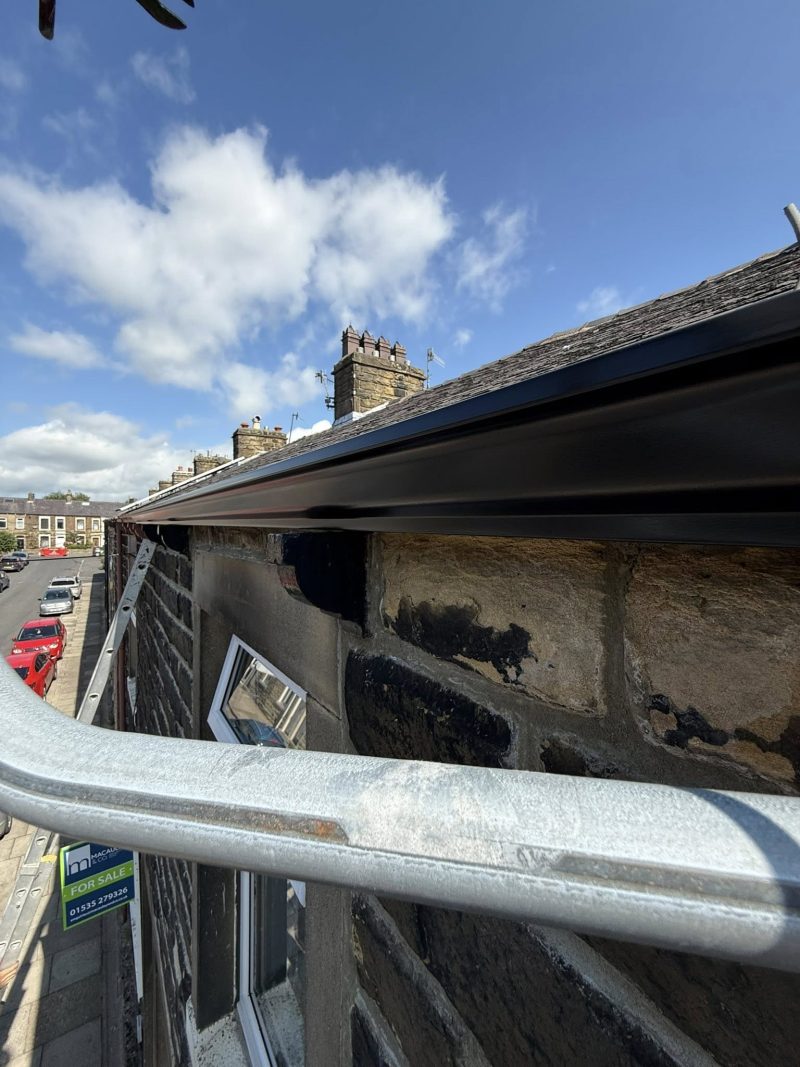 Seamless-Aluminium-Guttering-in-Barnoldswick-–-Made-to-Last.jpg