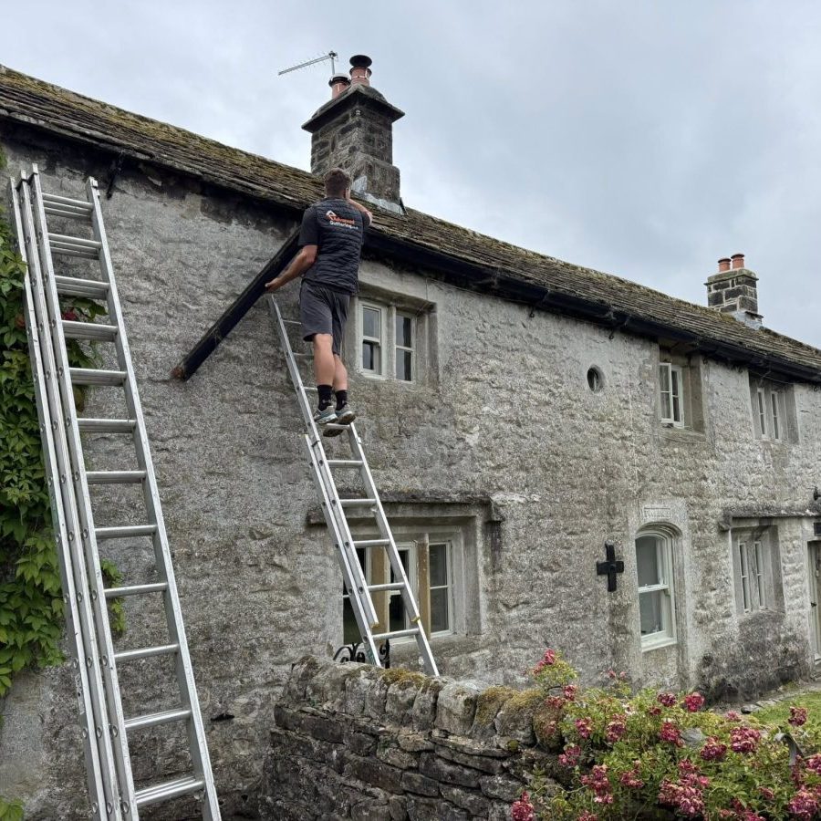 Aluminium-Seamless-Guttering-Installation-in-Apple-Treewick-–-Ad.jpg