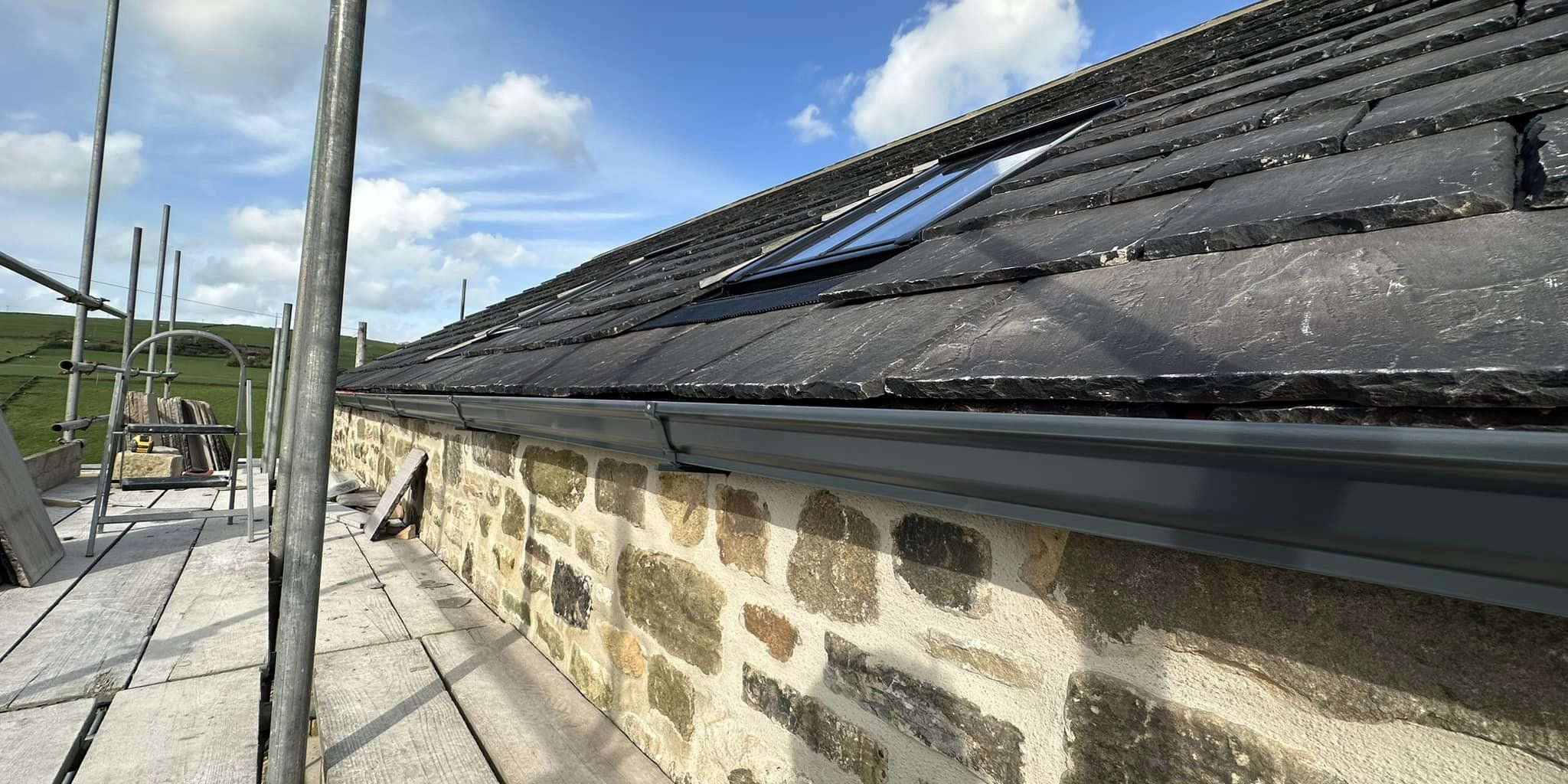 Anthracite-Ral-7016-aluminium-seamless-guttering-installed-t.jpg