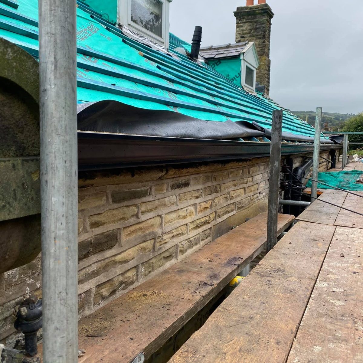 Seamless-guttering-Holmfirth-Yorkshire-replacing-an-old-cast.jpeg