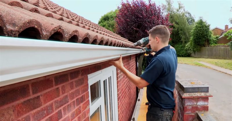 Seamless guttering installation